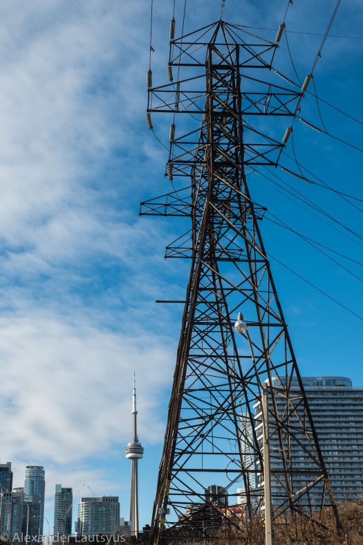 Телевизионная башня Торонто и Опора Электропередач